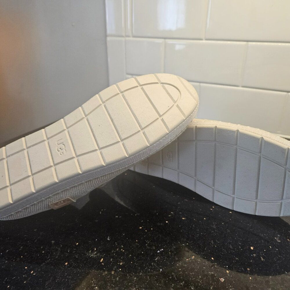 UGG Women's Delu Sneaker size 7.5 LIKE NEW - Picture 2 of 2